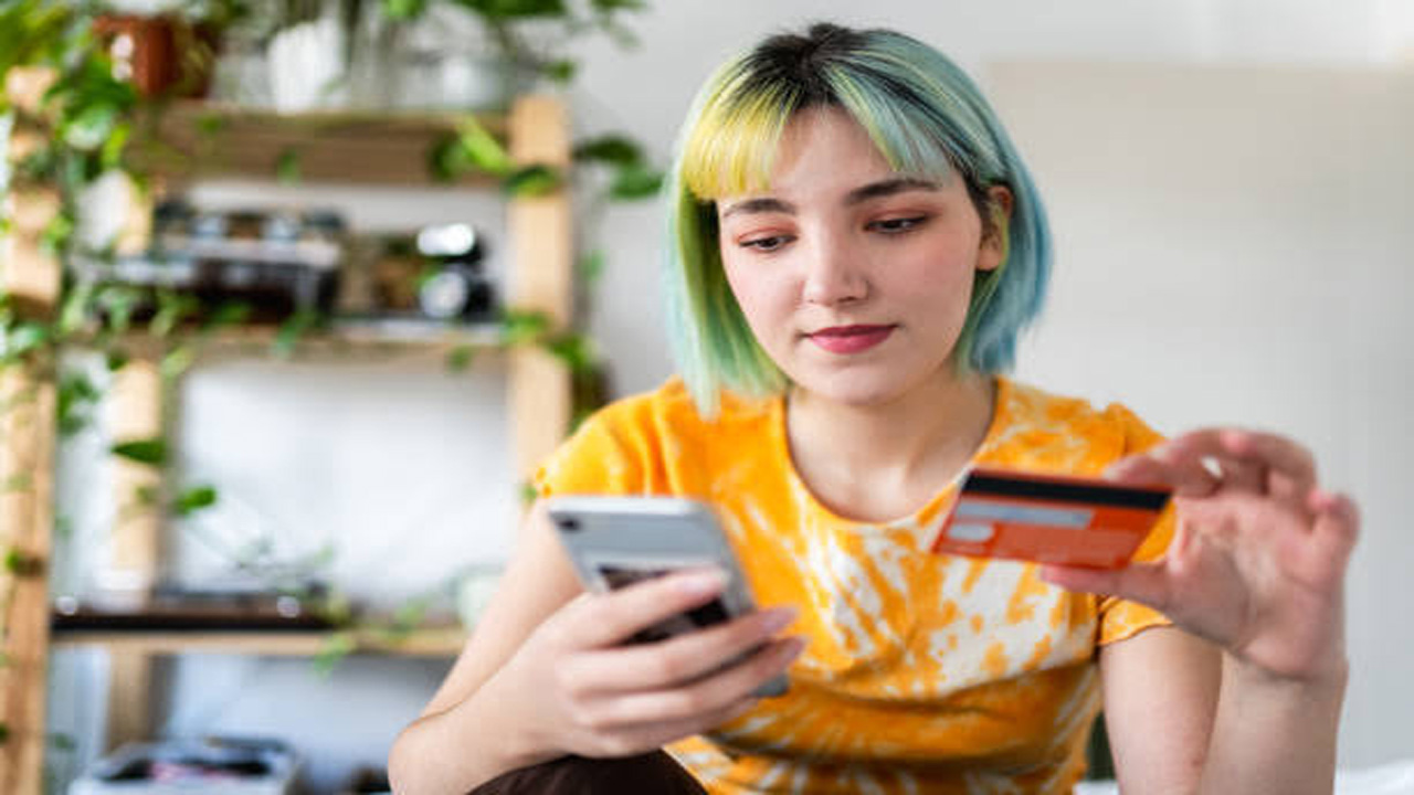 Mengapa Gen Z Kini Lebih Memilih Paylater daripada Kartu Kredit?