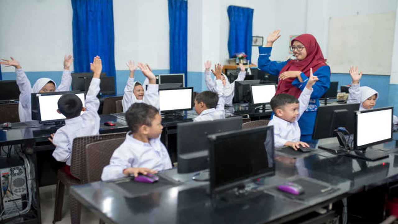 Pemerintah Mulai Distribusikan Smartboard ke Sekolah di Banten, DKI Jakarta, dan Jawa Barat