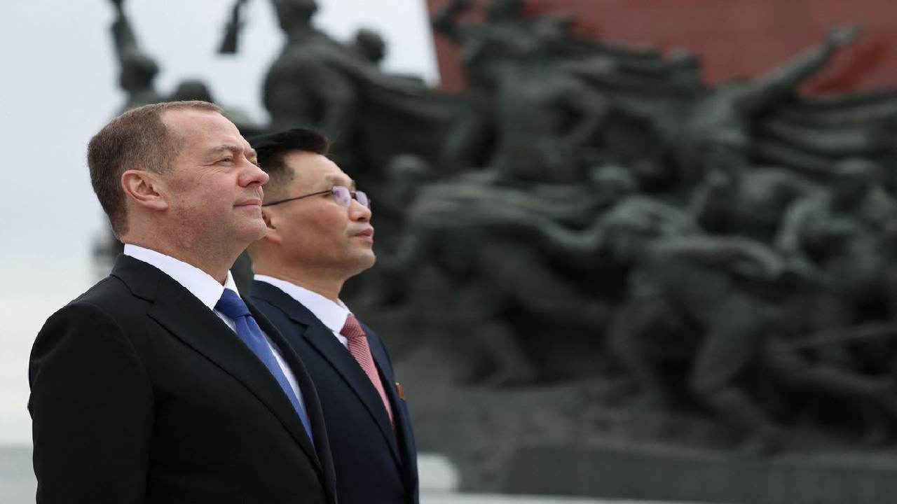 AS Sanksi Minyak Rusia, Eks Presiden Medvedev: “Ini Namanya Perang”
