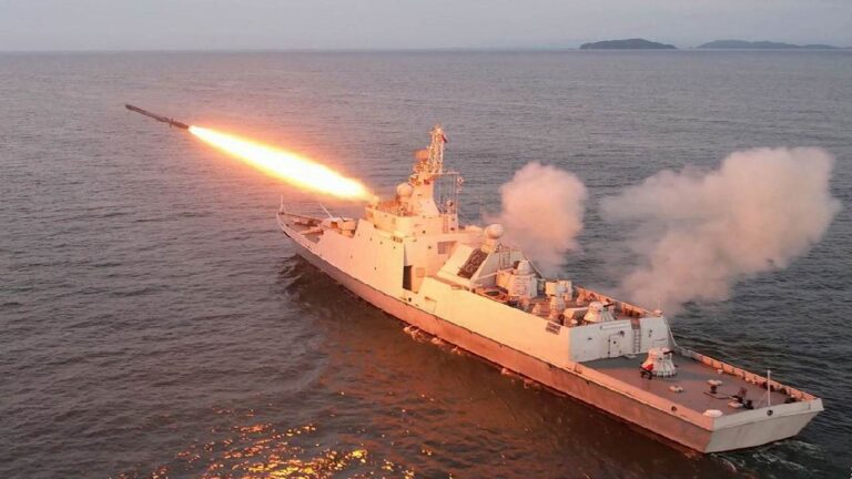 AS Tenggelamkan Kapal Perang di Atlantik