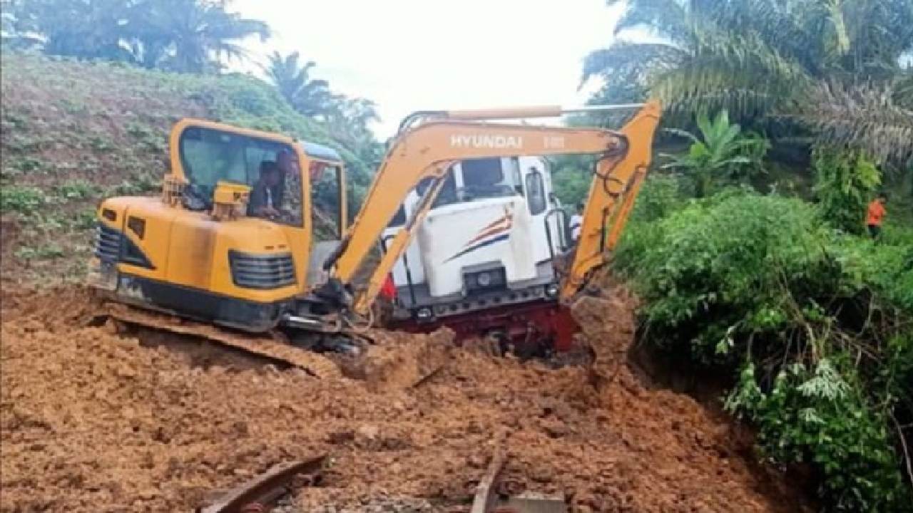 Laju Kereta Api di Sumatera Tersendat, Longsor dan Banjir Putuskan Banyak Jalur Penting