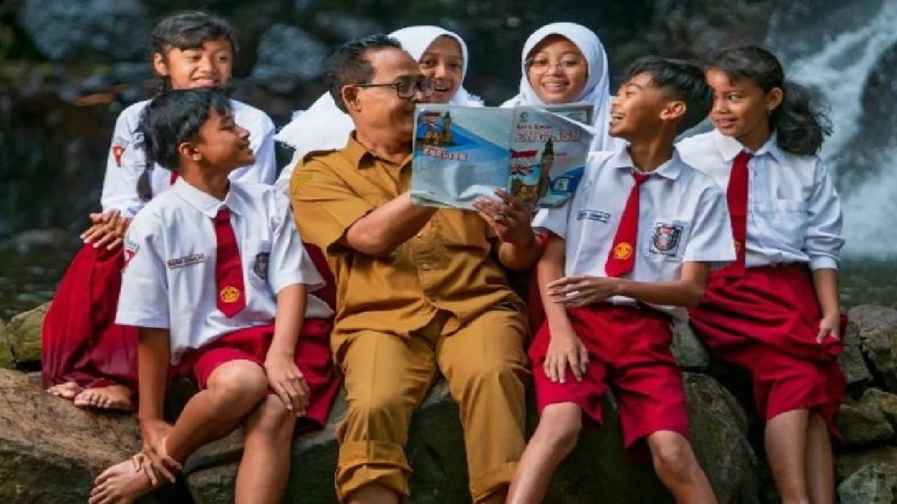 Pemerintah dan Kapolri Teken MoU Perlindungan Guru di Era Digital