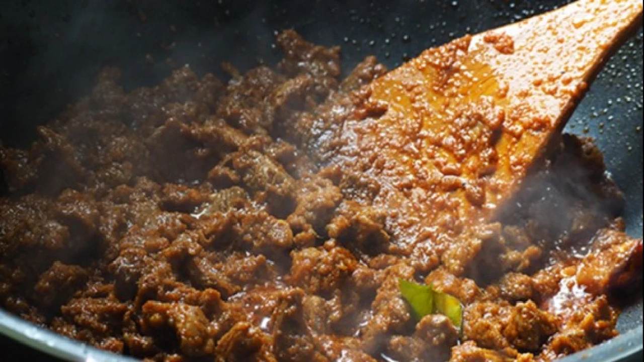 Cara Memanaskan Rendang yang Aman Saat Lebaran Menurut Dokter