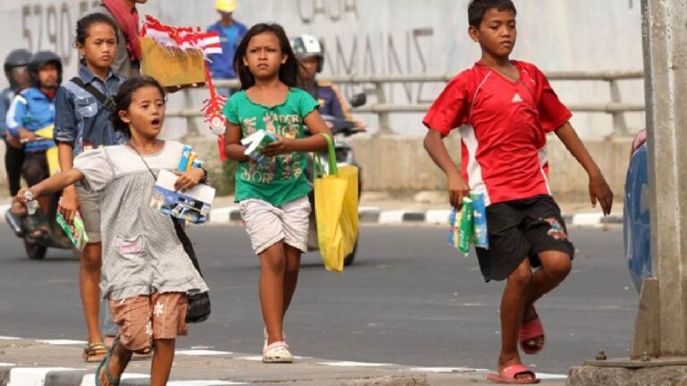 Di Balik Tisu dan Uang Receh, Ancaman Sunyi bagi Mental Anak Jalanan